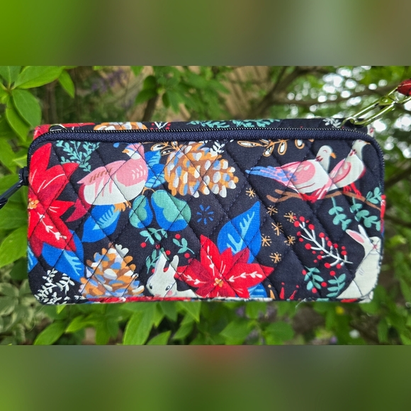 New Vera Bradley RFID Wallet Crossbody Cellphone Wristlet In "WINTER FOREST" - Picture 5 of 9